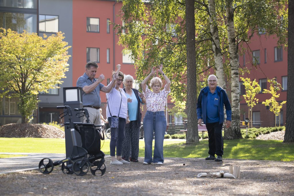 Yhteisöllisyyttä Riihikalliosta. Asukkaat peelavat mölkkyä.